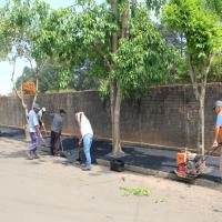 Serviços Públicos realiza asfaltamento da calçada lateral do Cemitério Municipal