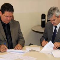 Prefeito Paulo Blascke assina contrato para obras do Centro Aquático Municipal