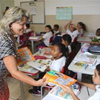 Governo de Leme entrega livros de inglês para alunos do Ensino Fundamental da Rede Municipal