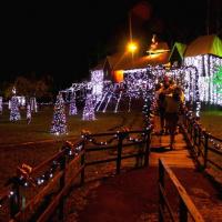 Cortejo e chegada do Papai Noel atraem mais de 2 mil pessoas