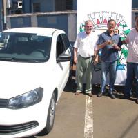 Foto Divulgação: Governo de Leme entrega carro para o ganhador da Campanha Cidadão Pontual 2013